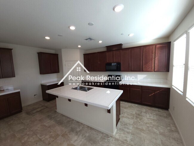 Building Photo - Newer North Natomas 3bd/2.5ba House with Loft & 2 Car Garage