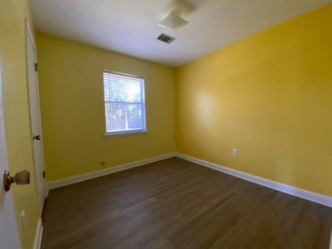 Building Photo - 980 White Cir
