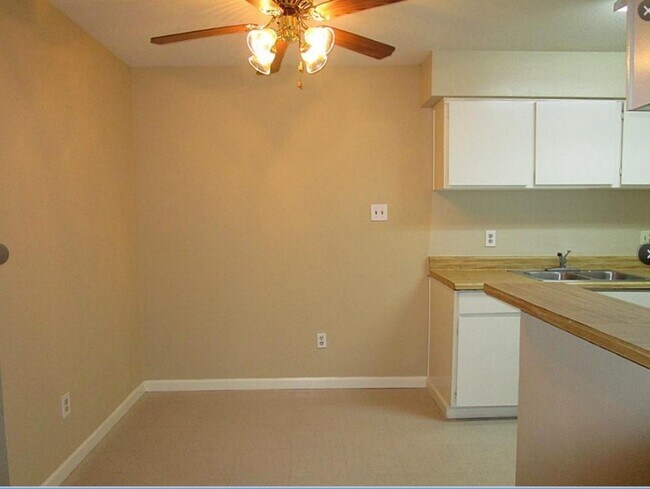 Building Photo - 2200 Cypress Landing Rd