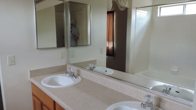 Building Photo - Chaparral Village North 3 bedroom home