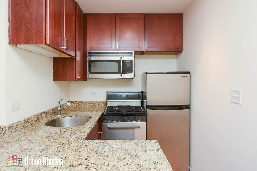 Primary Photo - 637 W Wrightwood Ave