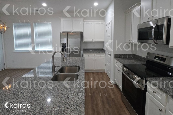 Building Photo - 303 Silver Maple Ln