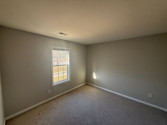 Building Photo - Well Maintained home in North Charlotte!