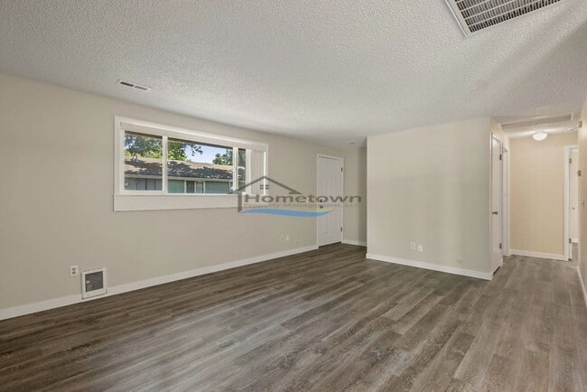 Building Photo - 342 W Davidson Ave