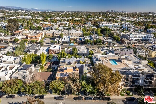 Building Photo - 900 N W Knoll Dr