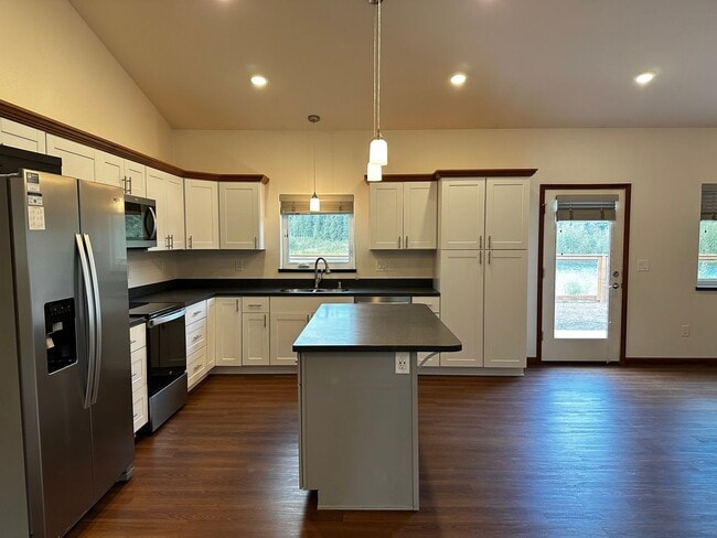 Building Photo - 3 Bed/2 Bath/2 Car Garage/Water Front Home