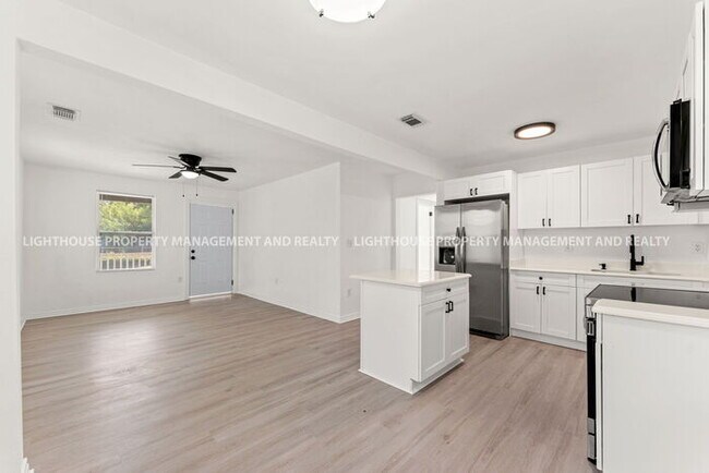 Building Photo - NEWLY RENOVATED 3 BED/1 BATH HOME!