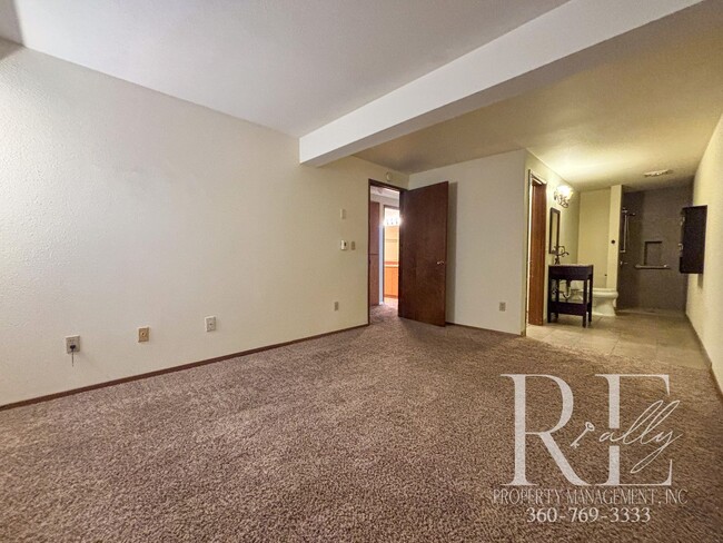 Building Photo - Charming 2-Bedroom, 1-Bath Apartment with ...