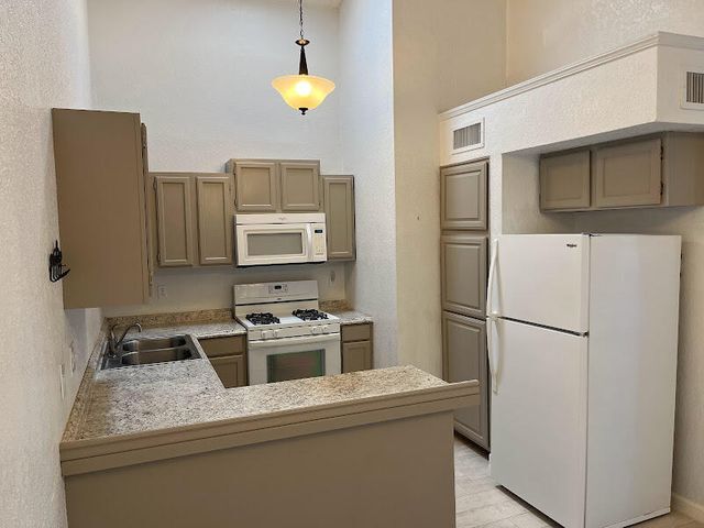 Building Photo - 204 Cutlass Dr