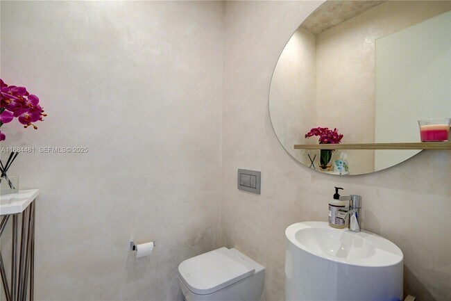 Building Photo - 18501 Collins Ave