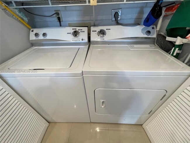 Building Photo - 540 Brickell Key Dr