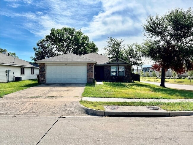 Building Photo - 2200 Lookout Ln