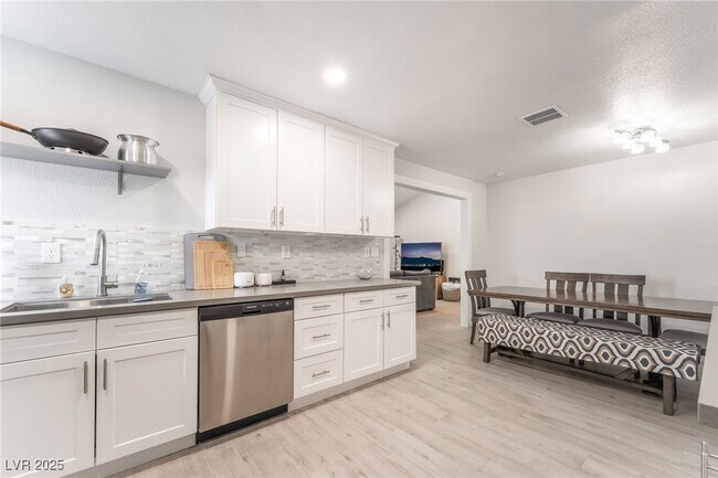 Building Photo - 3209 Kings Way