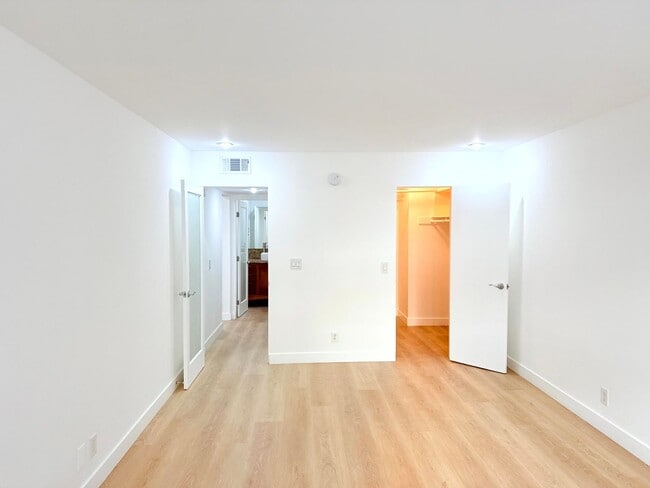 Building Photo - ***MOVE-IN SPECIAL 2 WEEKS FREE RENT***Beautiful Renovated Spacious Courtyard One Bedroom with pa...