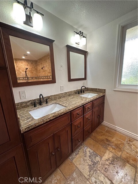 Building Photo - 9388 Valley View St