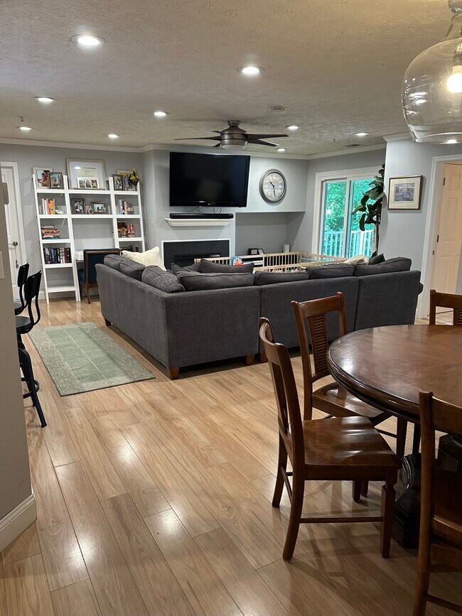 Building Photo - 609 Admiral Dr