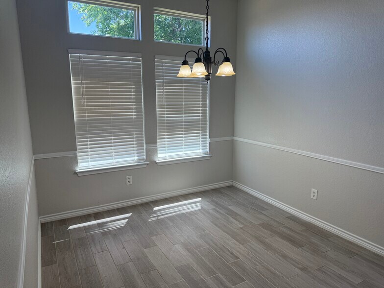 Building Photo - 1123 Neuberry Cliffe