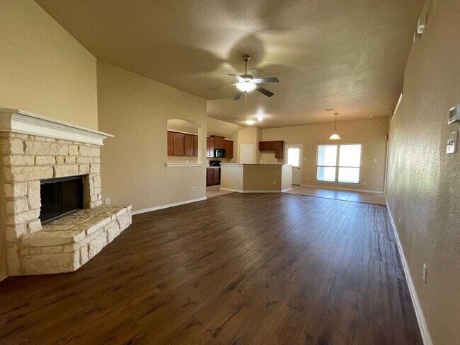 Building Photo - AVAILABLE NOW - 4 BEDROOM 2 BATH HOME IN B...