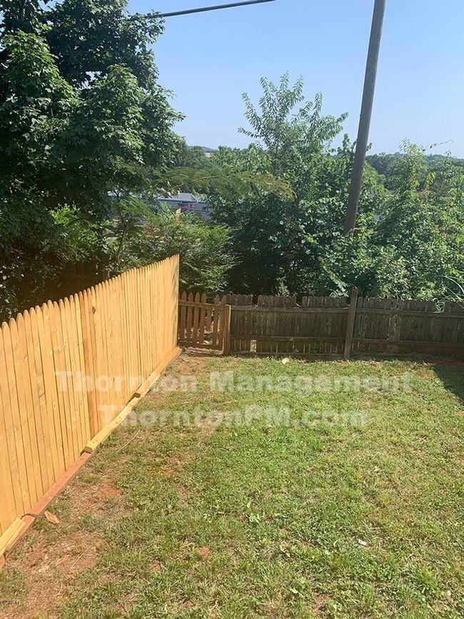 Building Photo - Available Now 3 Bedroom Townhouse in Culpeper