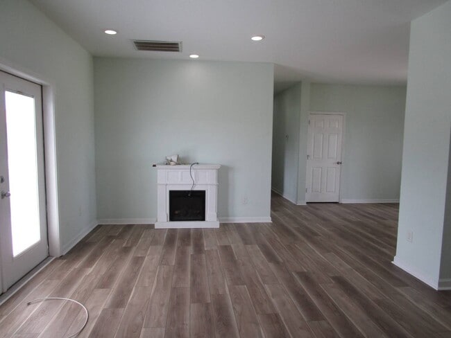 Building Photo - 6111 Shorewood Way