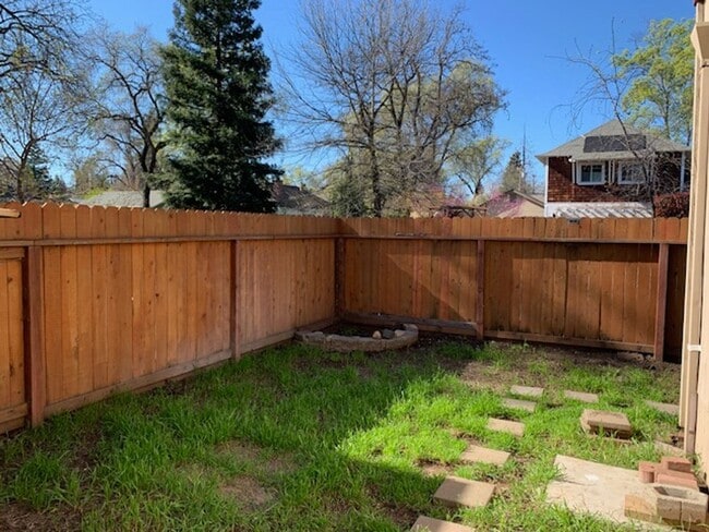 Building Photo - 3 Bedroom, 2 full Bath suite!!