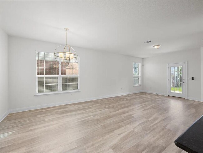 Building Photo - 528 Ayinger Ln