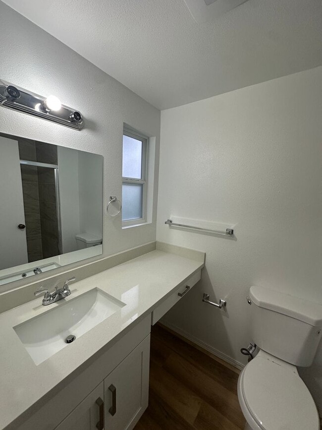 Building Photo - Lovely Bellevue Condo!