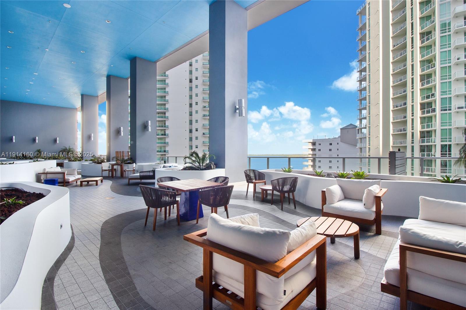 Building Photo - 1300 Brickell Bay Dr