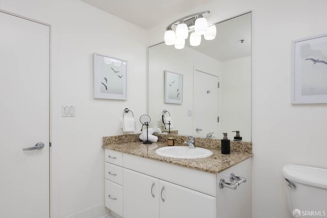 Building Photo - 250 King St