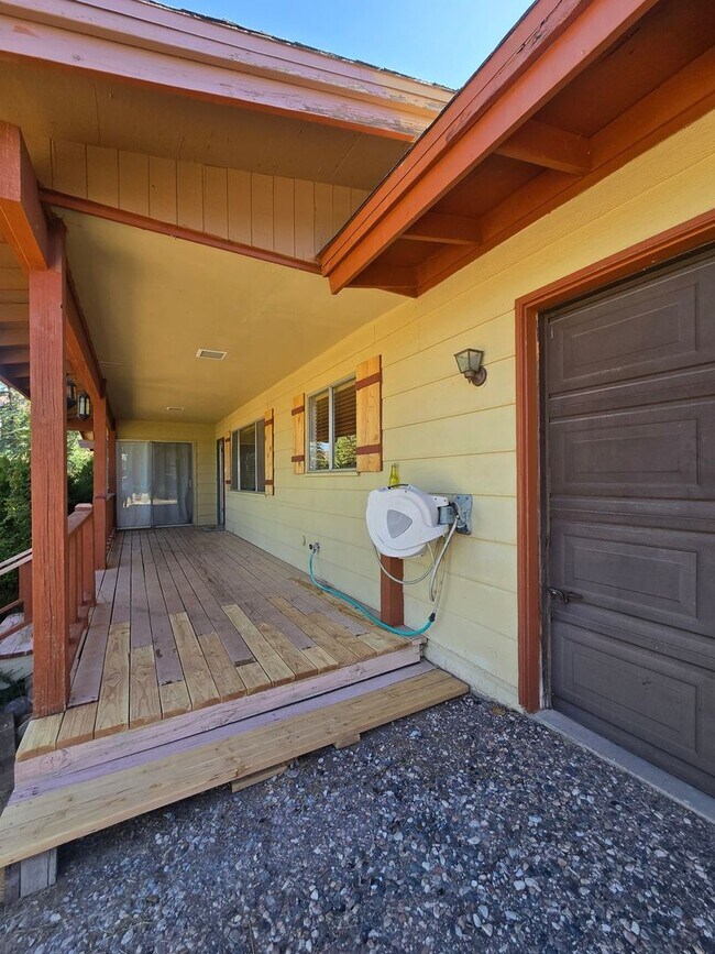 Building Photo - Furnished, 1-year long-term rental