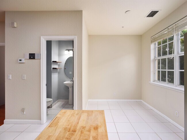 Building Photo - 463 School House Rd