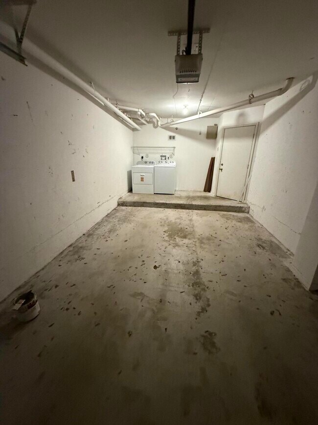 Building Photo - 1100 Crestwood Ct S