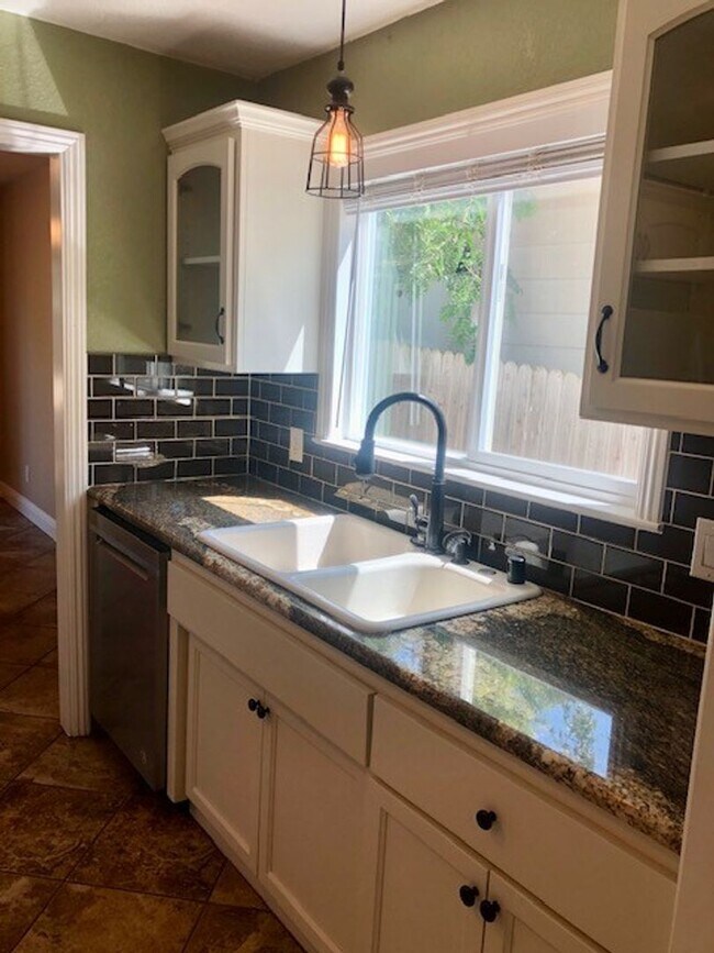 Building Photo - Nice 3 bed, 2 bath home in El Dorado Hills