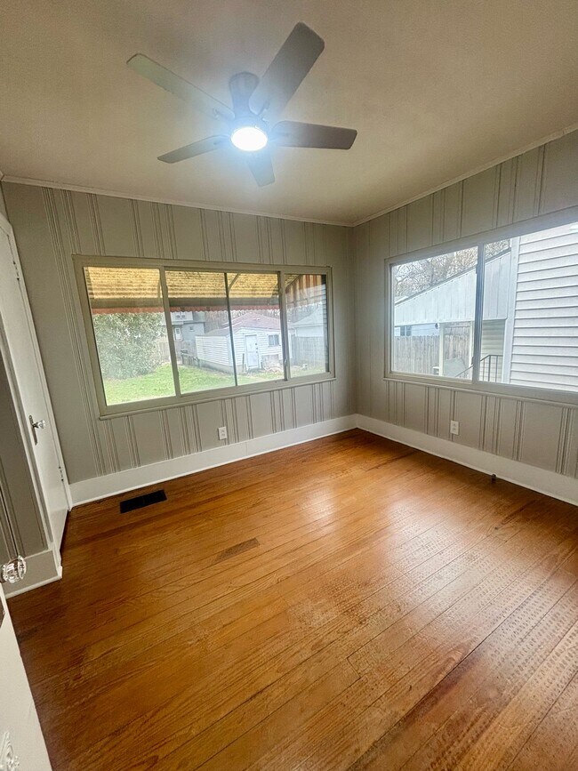 Building Photo - 1310 Earl Ave