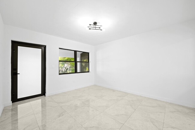 Building Photo - Newly renovated 2 Bed 1 Bath Duplex