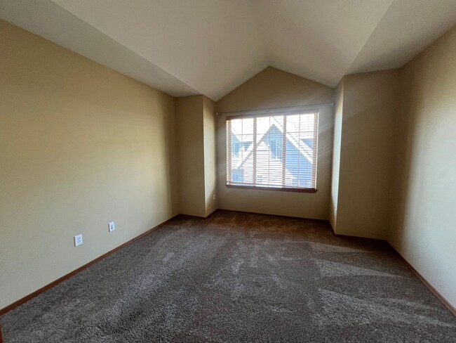 Building Photo - Spacious 2 Bed 2.5 Bath Townhome with Atta...