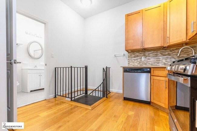 Building Photo - 200 Sackett St