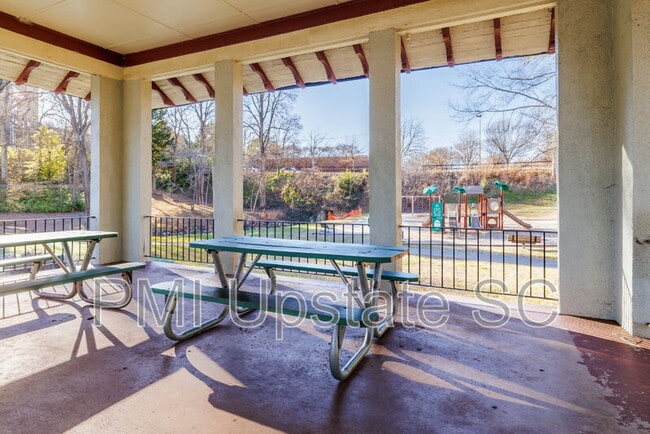 Building Photo - 204 E Park Ave