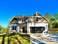 Building Photo - Close to Fort Bragg/Master BR Downstairs S...