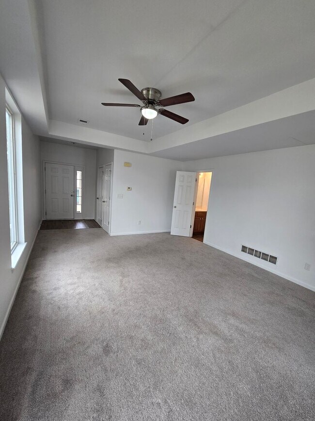 Building Photo - 3 bedroom duplex