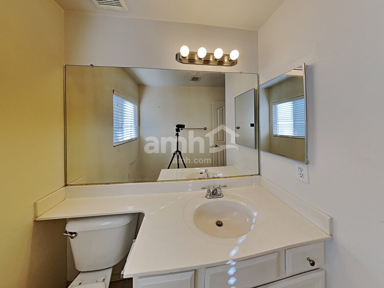 Building Photo - 907 N Albert Dr