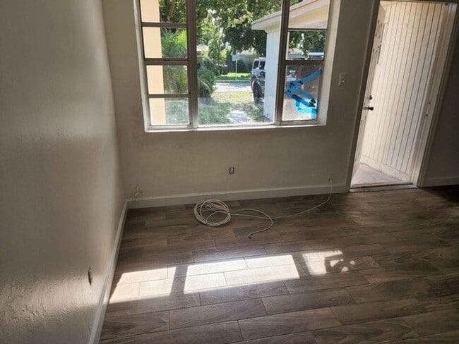 Building Photo - 117 SW 7th Ave