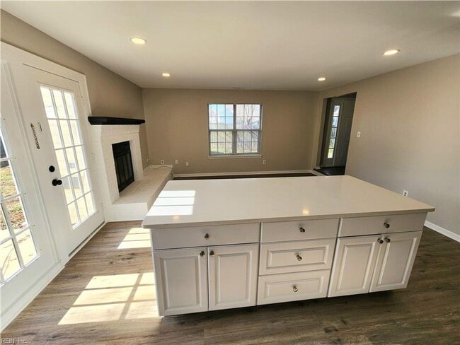 Building Photo - Beautifully renovated end-unit townhouse located in Central Virginia Beach