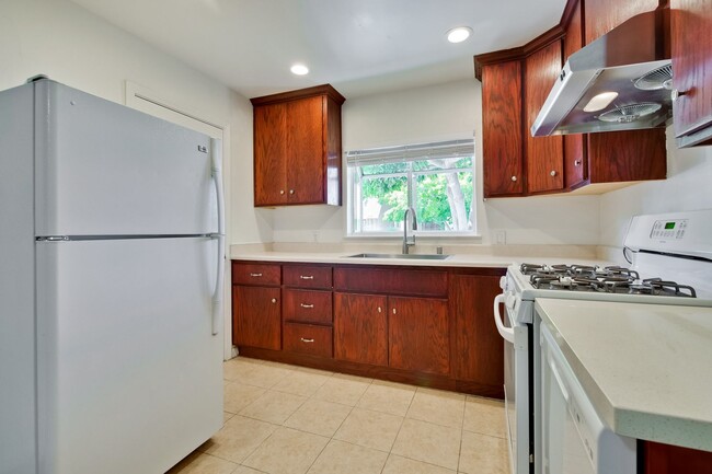 Building Photo - Duplex in Mountain View -  hardwood floors...