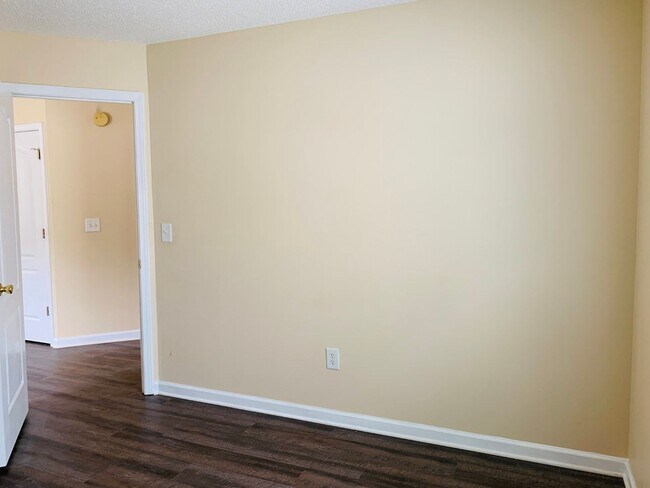 Building Photo - Wow! Newly renovated, new flooring, 1 car ...