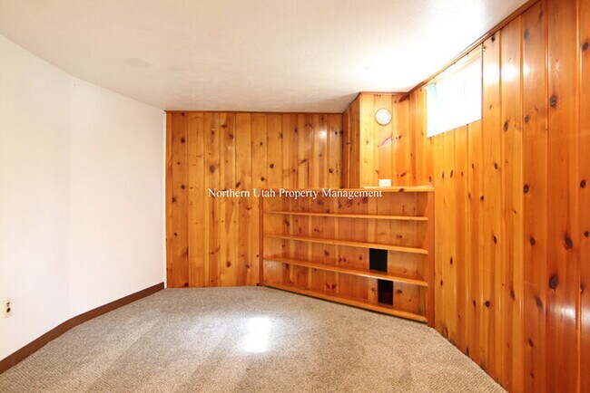 Building Photo - 2 Bed 1 Bath