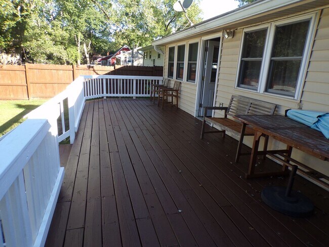Building Photo - Well maintained cute house with huge fence...