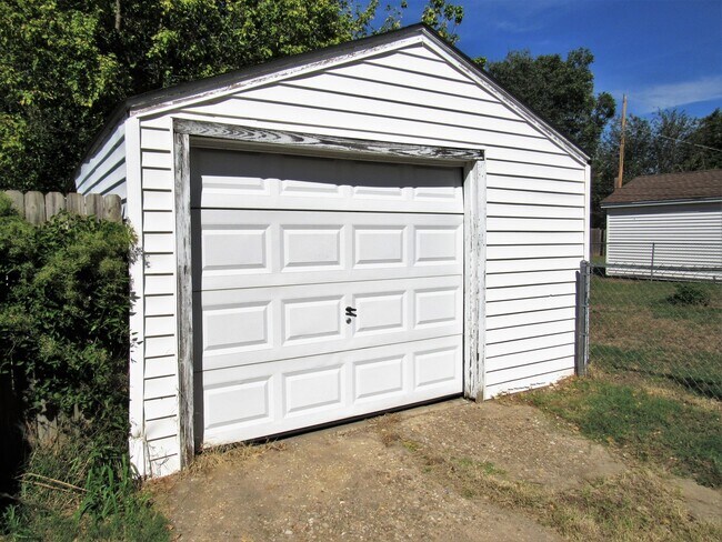 Building Photo - 111 E Marshall Dr