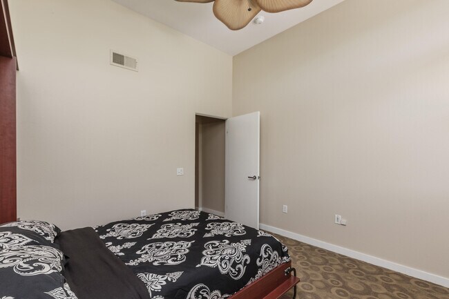 Building Photo - 780 E Palm Canyon Dr