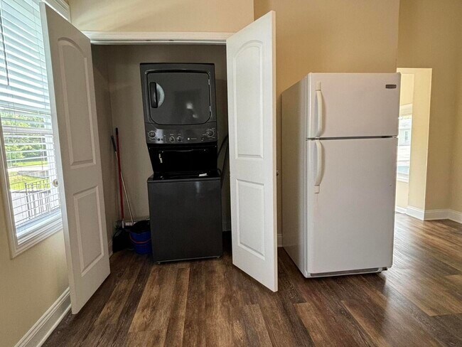 Building Photo - 35 Ash St